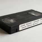 Видеокассета VHS с рукописной этикеткой